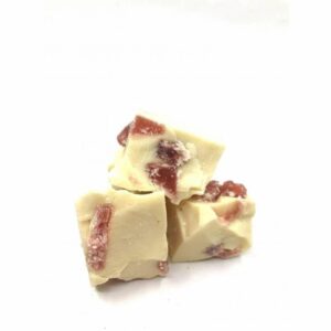 Chocolate branco com morango cristalizado (6.00€ / 100g). Na Maria Granel