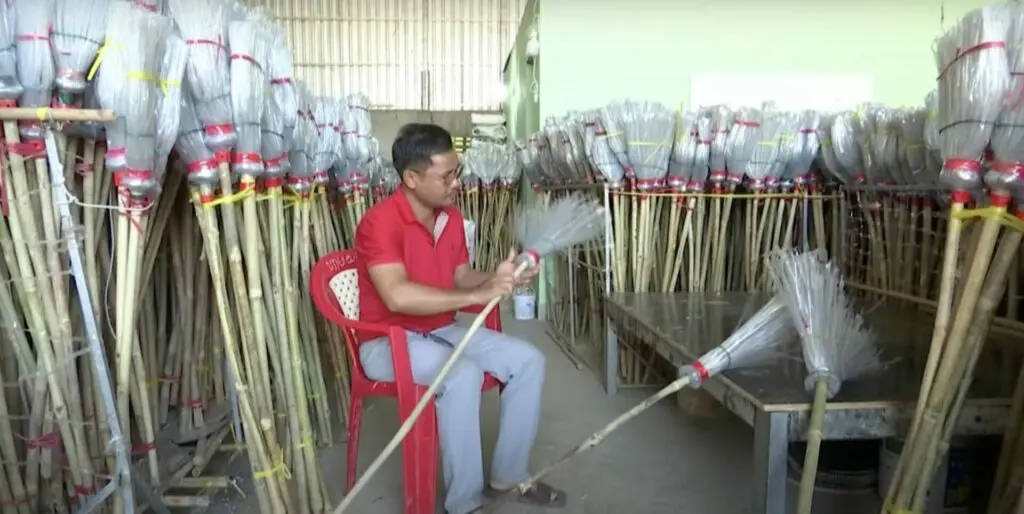 camboja garrafas de plástico vassouras